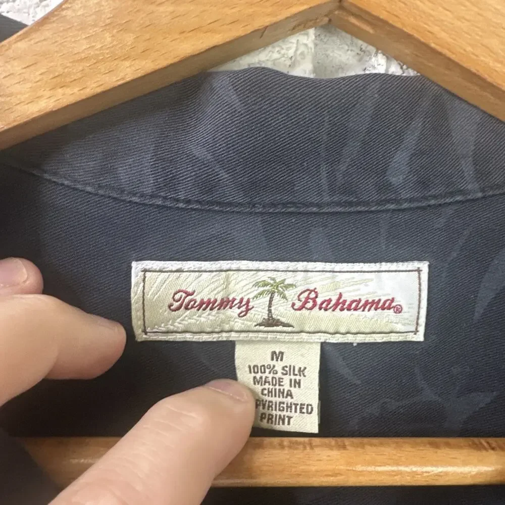 TOMMY BAHAMA Mens Sz Medium Black Hawaiian Floral 100% Silk Short Sleeve Shirt